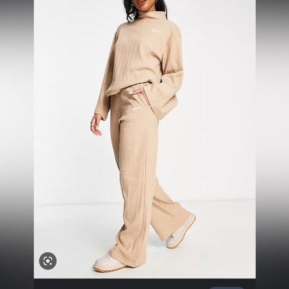 Nike top and bottom, selling together - Picture 1 of 4